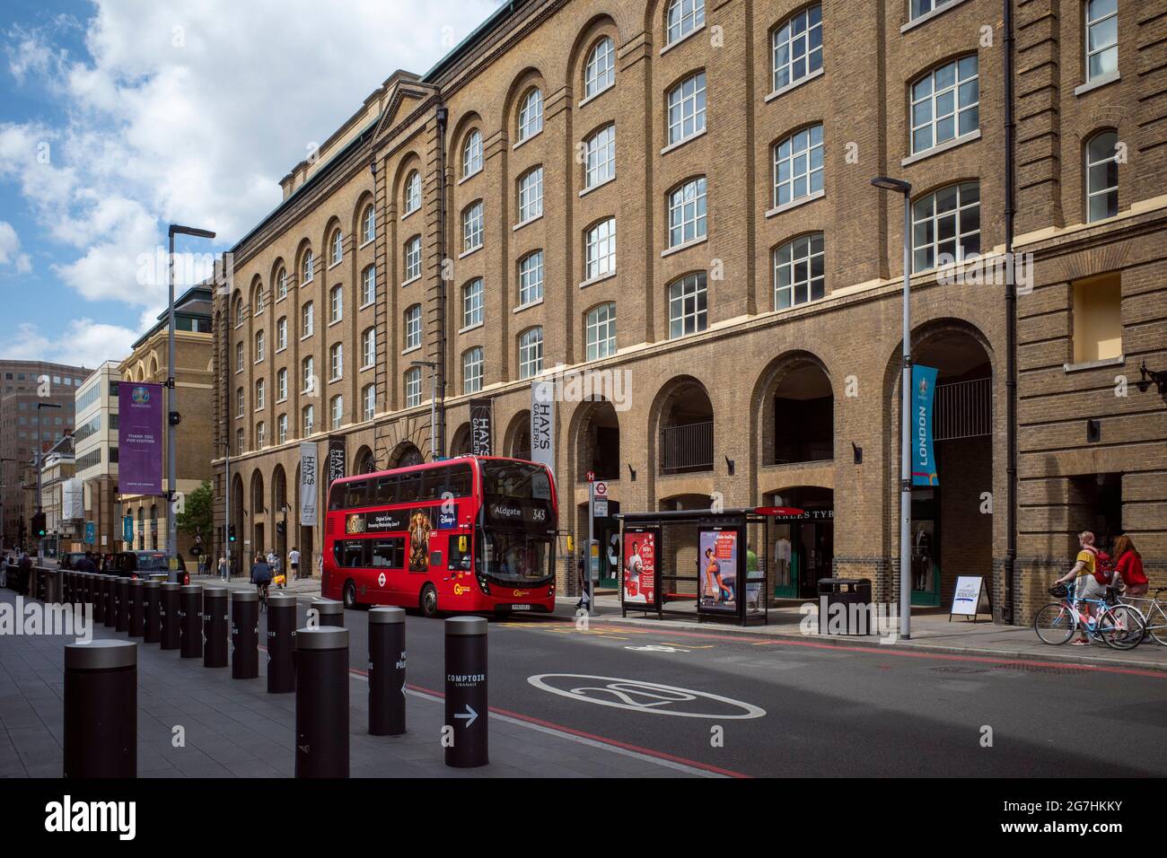 Hays Wharf, heute Hays Gallerie an der London Bridge, wurde am Südufer der Themse in London in Geschäfte und Restaurants umgewandelt Stockfoto