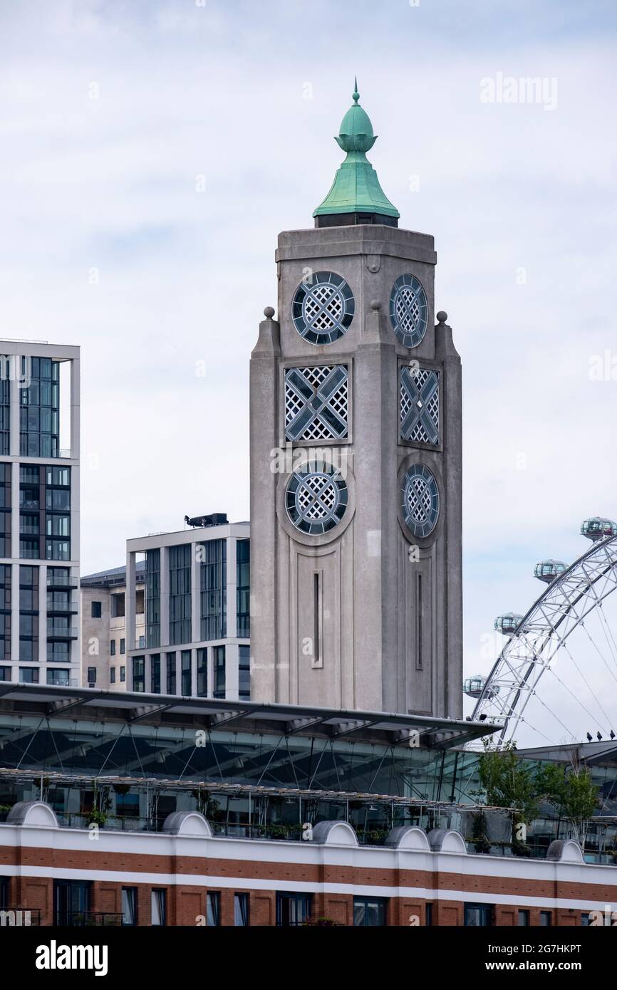 OXO Tower Wharf, ein umgebauter industrieller Kai, ist heute Büros, Geschäfte und Wohnungen am Südufer, nahe Waterloo mit Blick auf die Themse Stockfoto