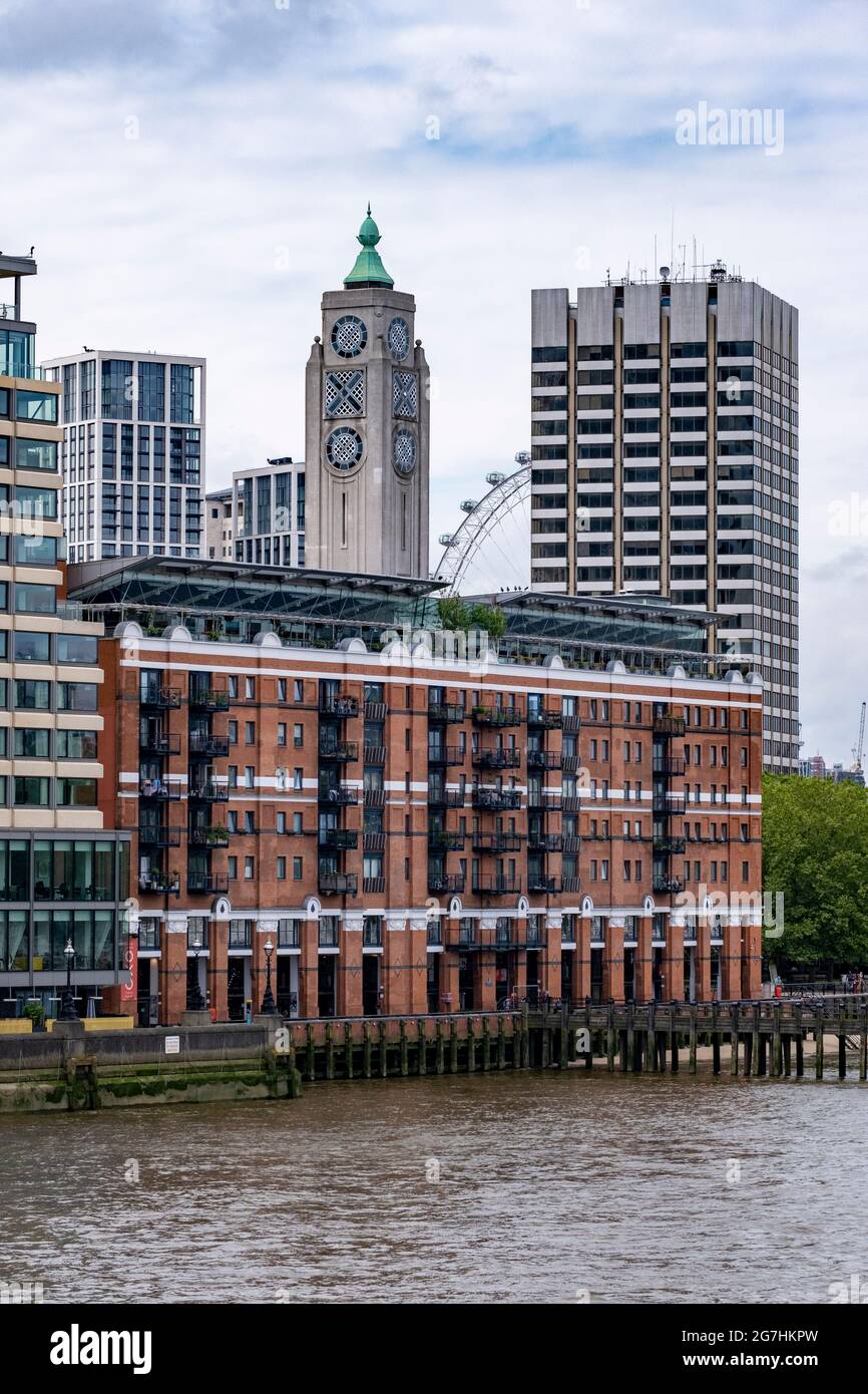 OXO Tower Wharf, ein umgebauter industrieller Kai, ist heute Büros, Geschäfte und Wohnungen am Südufer, nahe Waterloo mit Blick auf die Themse Stockfoto