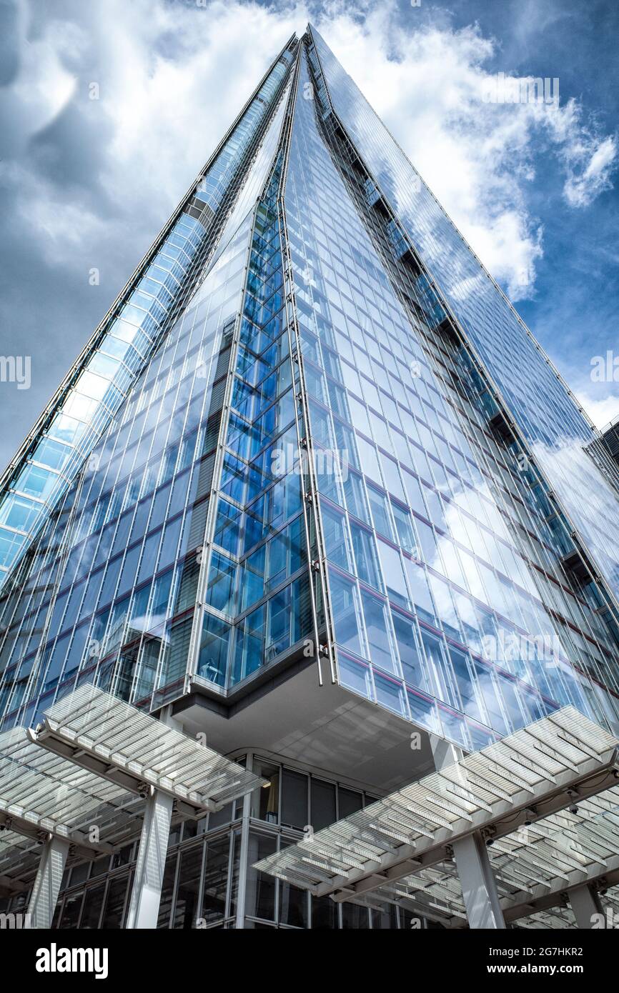 Ein dramatischer Blick auf den Shard Tower in London von seiner Basis nach oben in den Himmel. Stockfoto