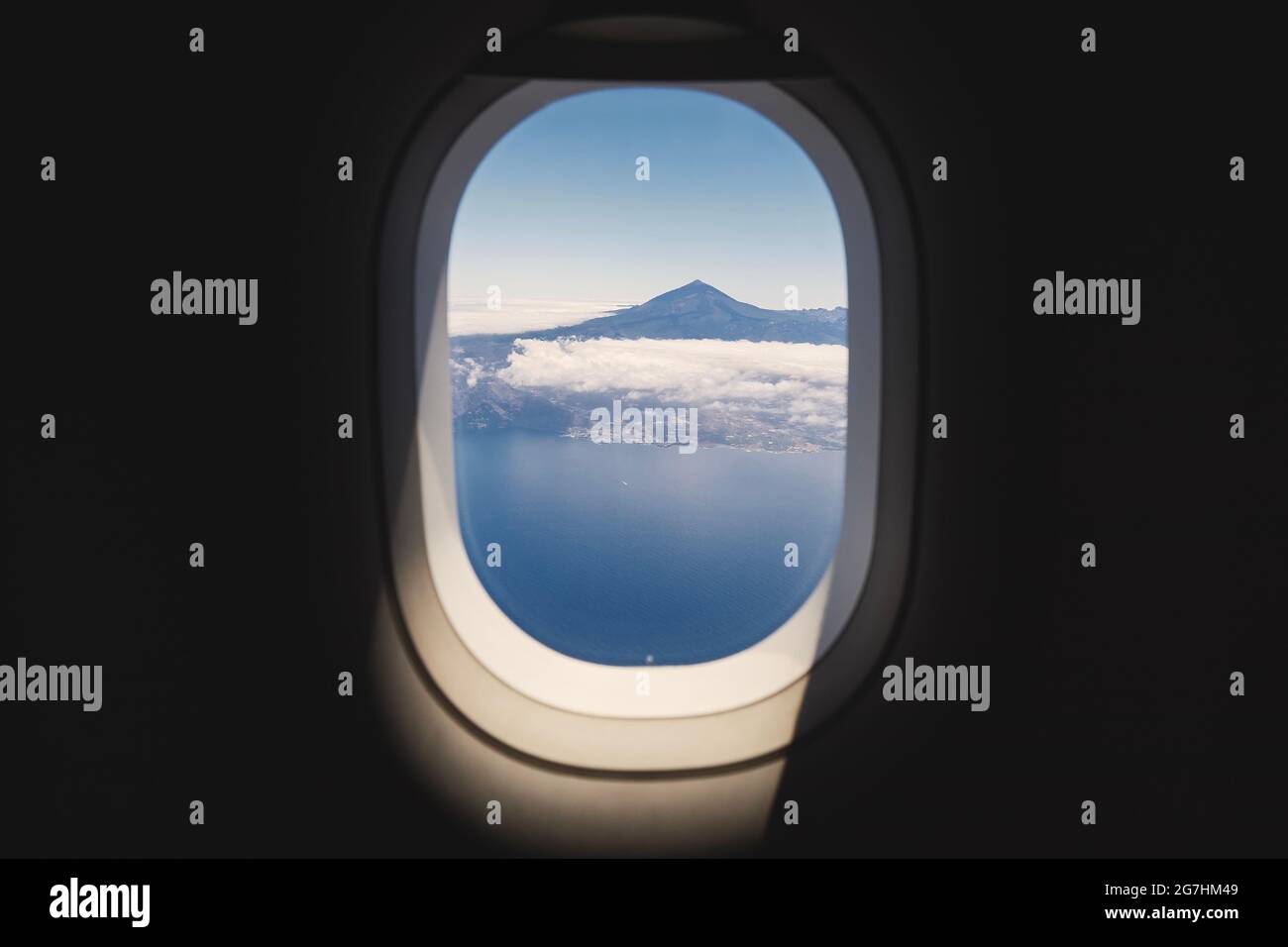 Luftaufnahme vom Flugzeugfenster. Vulkan Teide auf Teneriffa an sonnigen Tagen. Kanarische Inseln; Spanien. Stockfoto