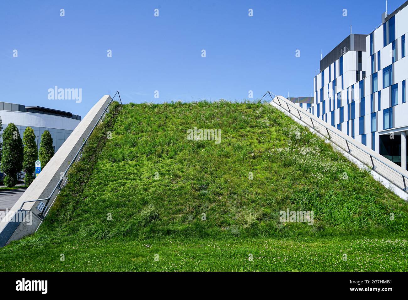 Auf den Liegestühlen der U-Bahn-Station Garchen Forschungszentrum können sich Studierende der Technischen Universität München, Campus Garchen, entspannen. Stockfoto