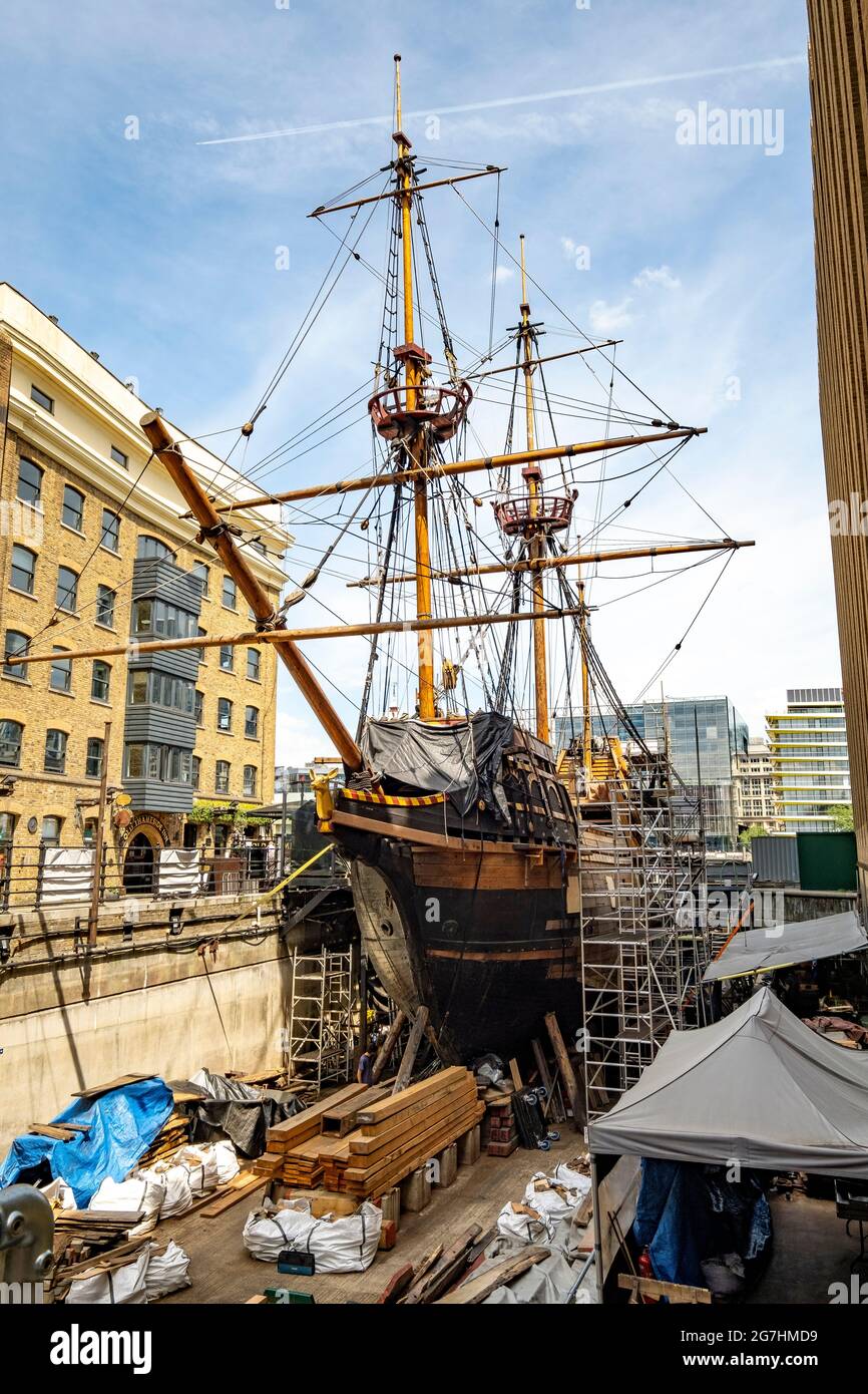 Der rekonstruierte Golden Hinde, ein Segelschiff aus dem 16. Jahrhundert unter der Leitung von Sir Francis Drake, legte am St Mary Overie Dock in Bankside, Southwark, London, an Stockfoto
