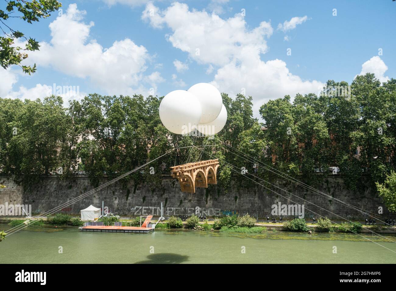 Olivier Grossete, Hängebrücke, eine temporäre Kunstinstallation über dem Tiber in Rom, alles aus Papier Stockfoto
