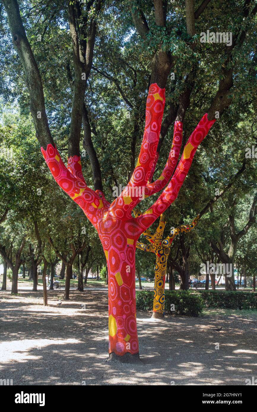 Rom, Italien - Juli 2021 : Back to Nature, Installation zeitgenössischer Kunst in der Villa Borghese Stockfoto