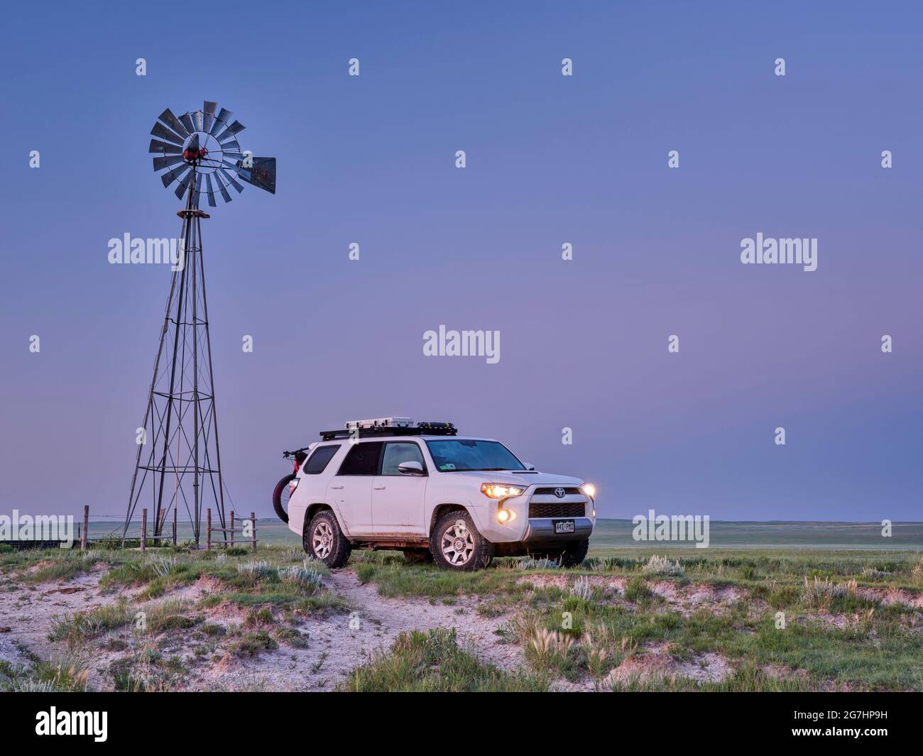 Grover, CO, USA - 7. Juli 2021: Toyota 4Runner SUV (2016 Trail Edition) vor Sonnenaufgang im Pawnee National Grassland im Norden Colorados, Sommerszene Stockfoto