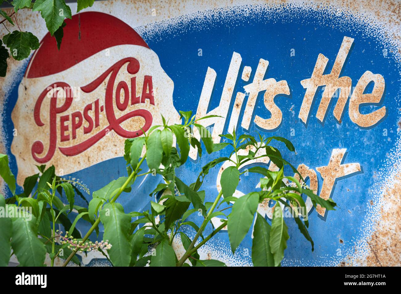 Altes Blechschild „Pepsi-Cola Hits the Spot“ bei Crazy Mule Arts & Antiques in Lula, Georgia. (USA) Stockfoto