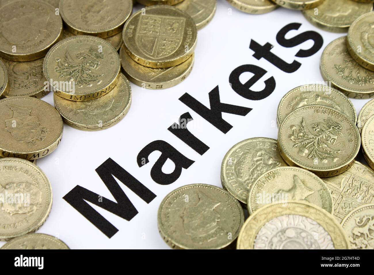Eine Metapher für die Finanzmärkte. Das Wort „Märkte“, umgeben von Pfund-Münzen. Stockfoto