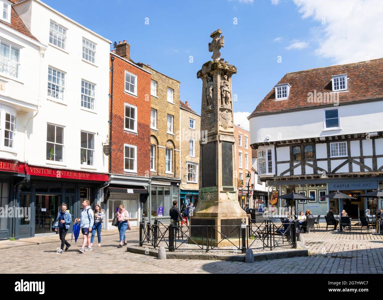 Das Canterbury war Memorial mit Pub und Geschäften am Buttermarket Canterbury Kent England GB Europa Stockfoto