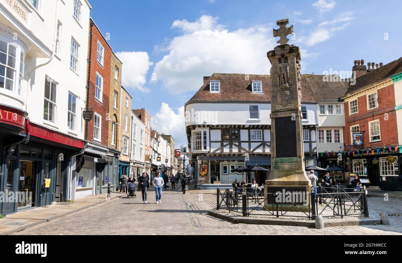 Das Canterbury war Memorial mit Pub und Geschäften am Buttermarket Canterbury Kent England GB Europa Stockfoto