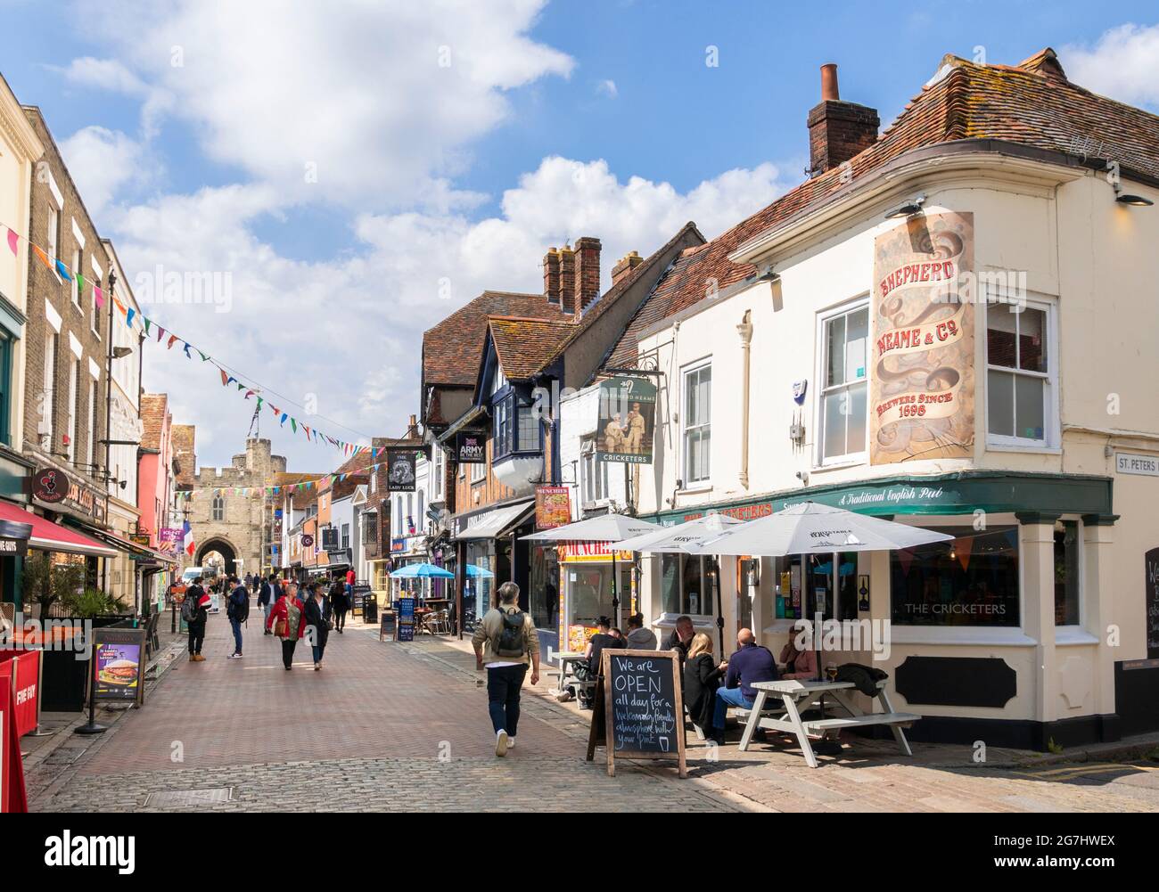 The Cricketers ein geschäftiges englisches Pub an der High Street und St Peter's Street, Canterbury, Kent England GB Europa Stockfoto