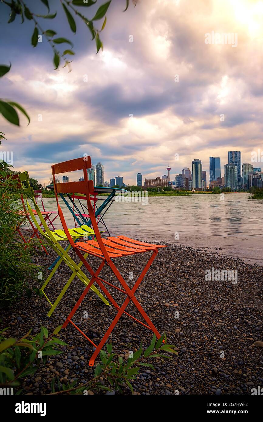 Stühle Mit Blick Auf Den Bow River Und Die Innenstadt Von Calgary Stockfoto