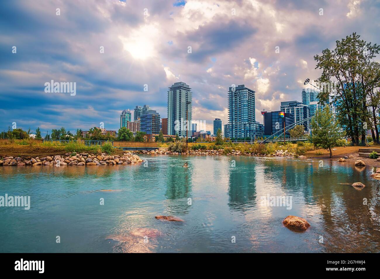 Wolkiger, Sonniger Himmel Über Der Innenstadt Von Calgary Stockfoto
