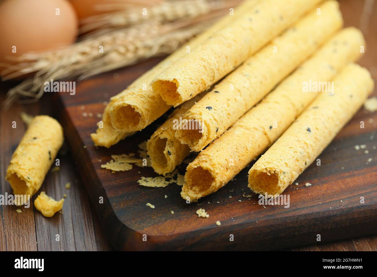 Eierrollen auf Holzbrett Stockfoto