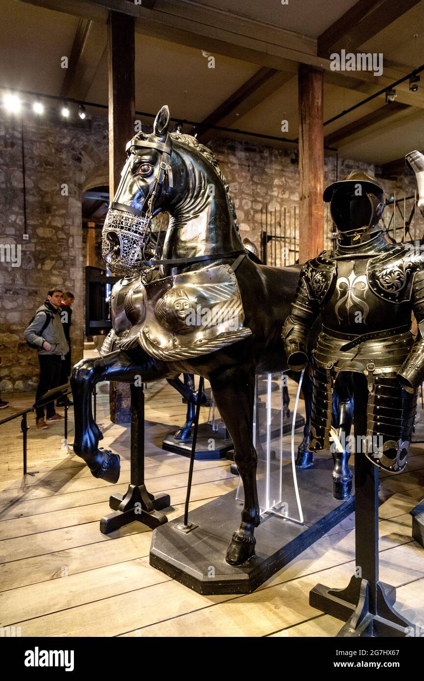 Pferderüstung aus dem 16. Jahrhundert - Schnauze und Bauchrüstung im Weißen Turm, Tower of London, London, Großbritannien Stockfoto