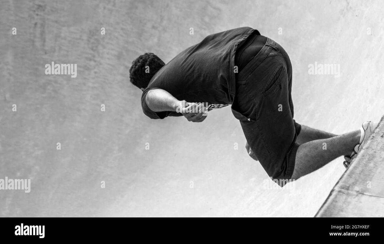 Graustufen-Action-Aufnahme der Füße des Skateboarders beim Skaten Stockfoto