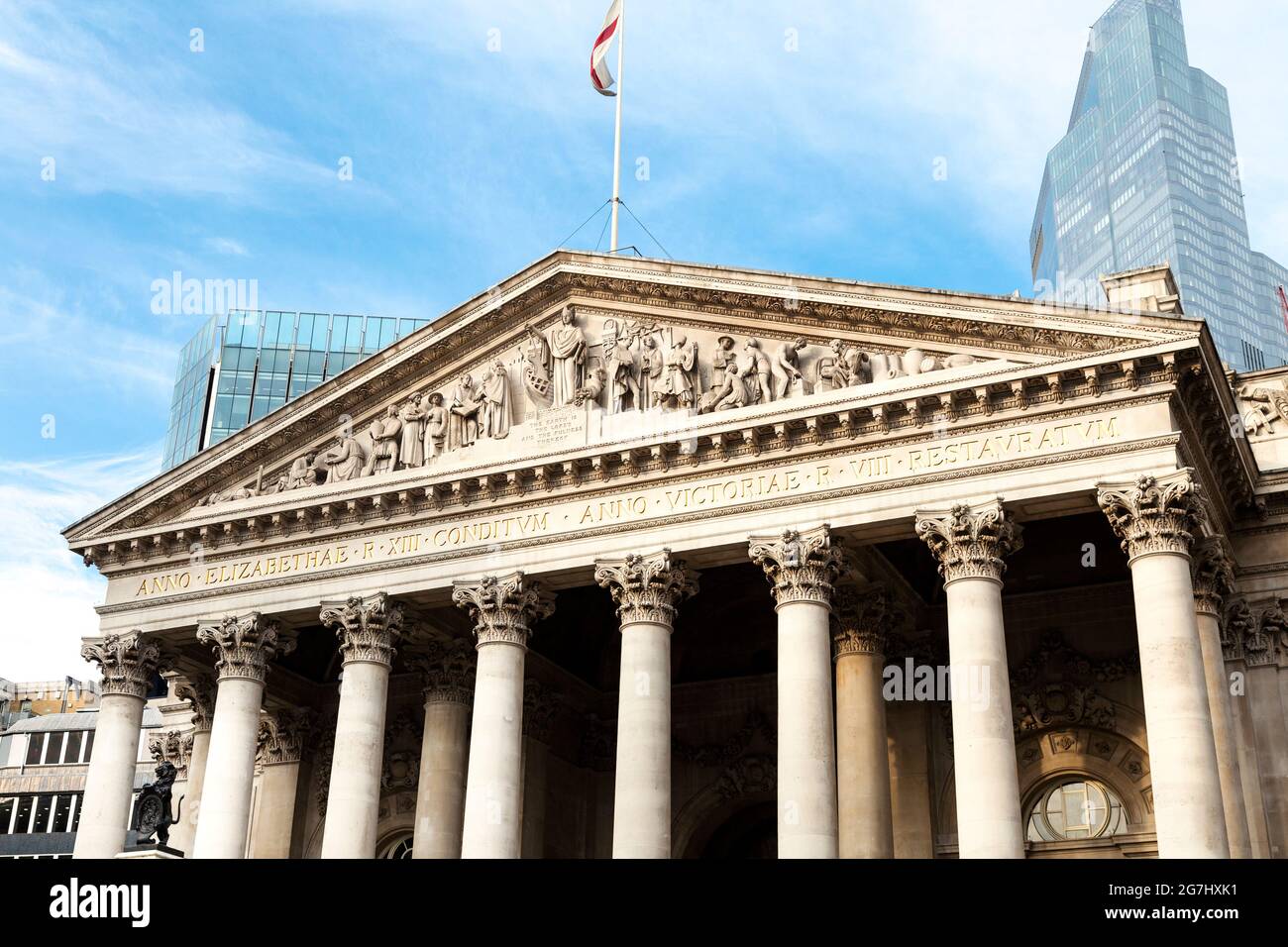 Außenansicht des Royal Exchange-Gebäudes in der Bank, ehemaliges Handelszentrum, jetzt eine Einkaufspassage, City of London, Großbritannien Stockfoto