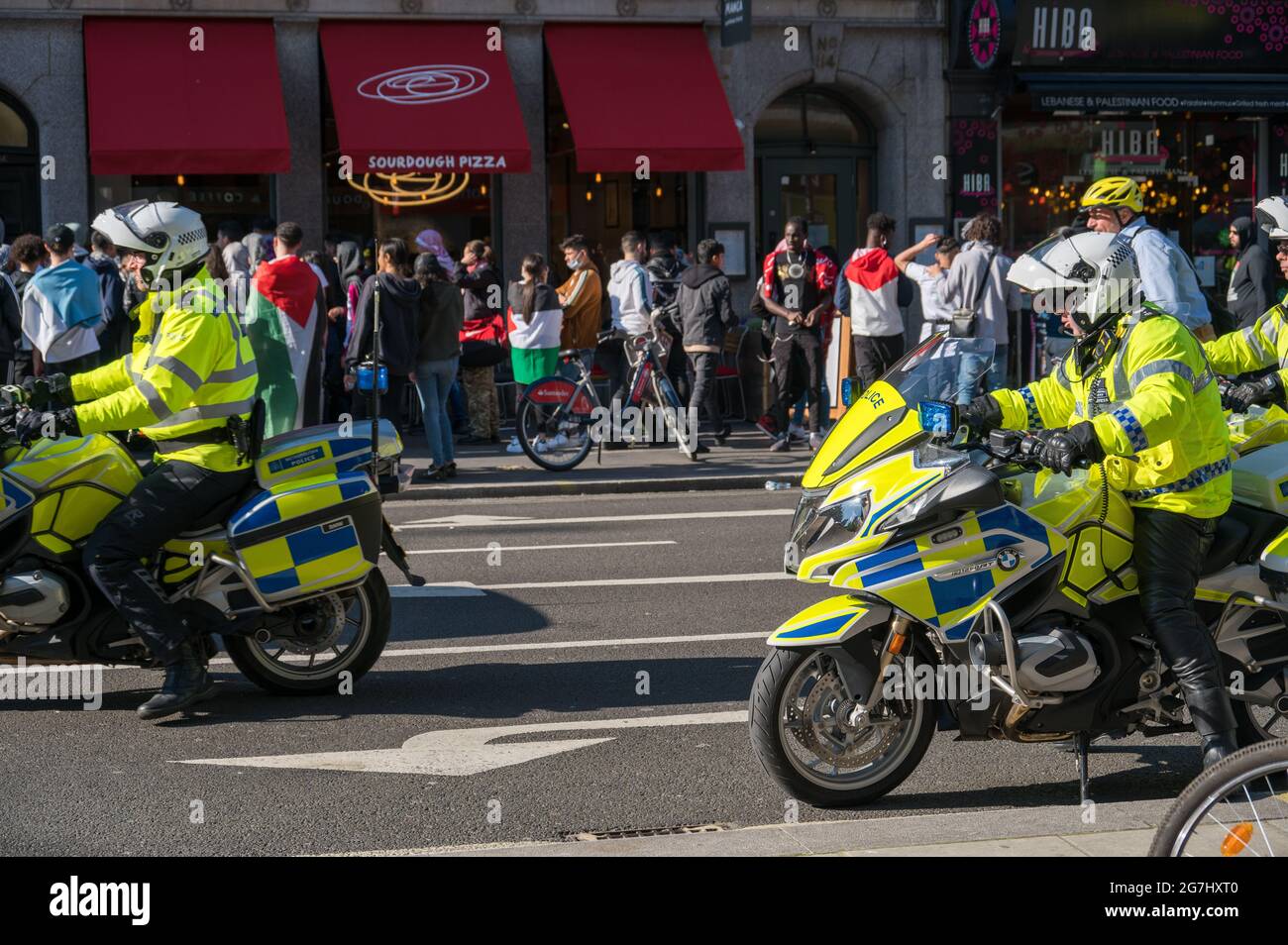 LONDON - 29. MAI 2021: Britische Polizei-Motorradfahrer bei einer Protestkundgebung für Freiheit für Palästina in London Stockfoto