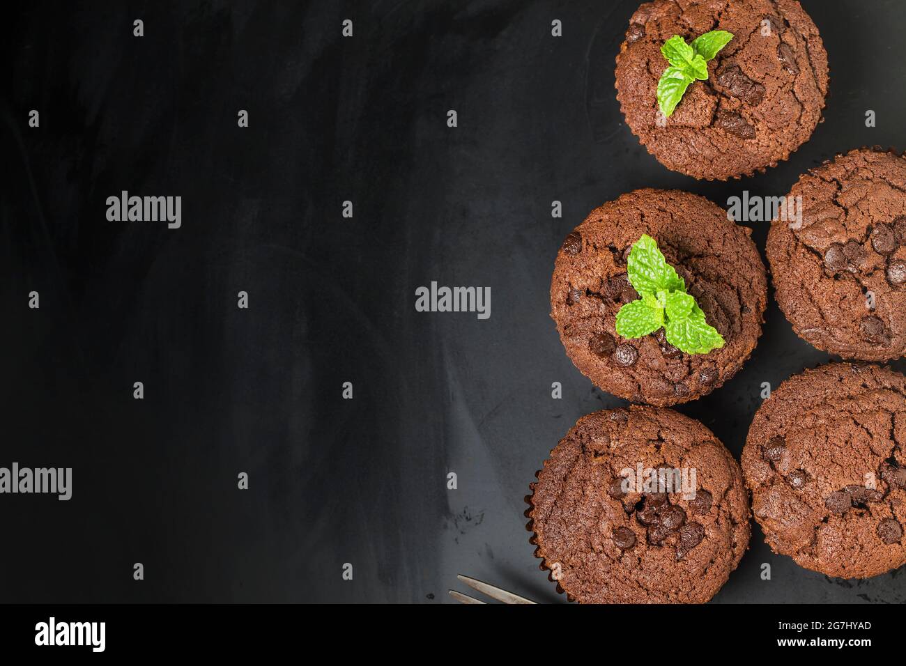 Schokoladenmuffin mit Minze auf einem Holztisch Stockfoto