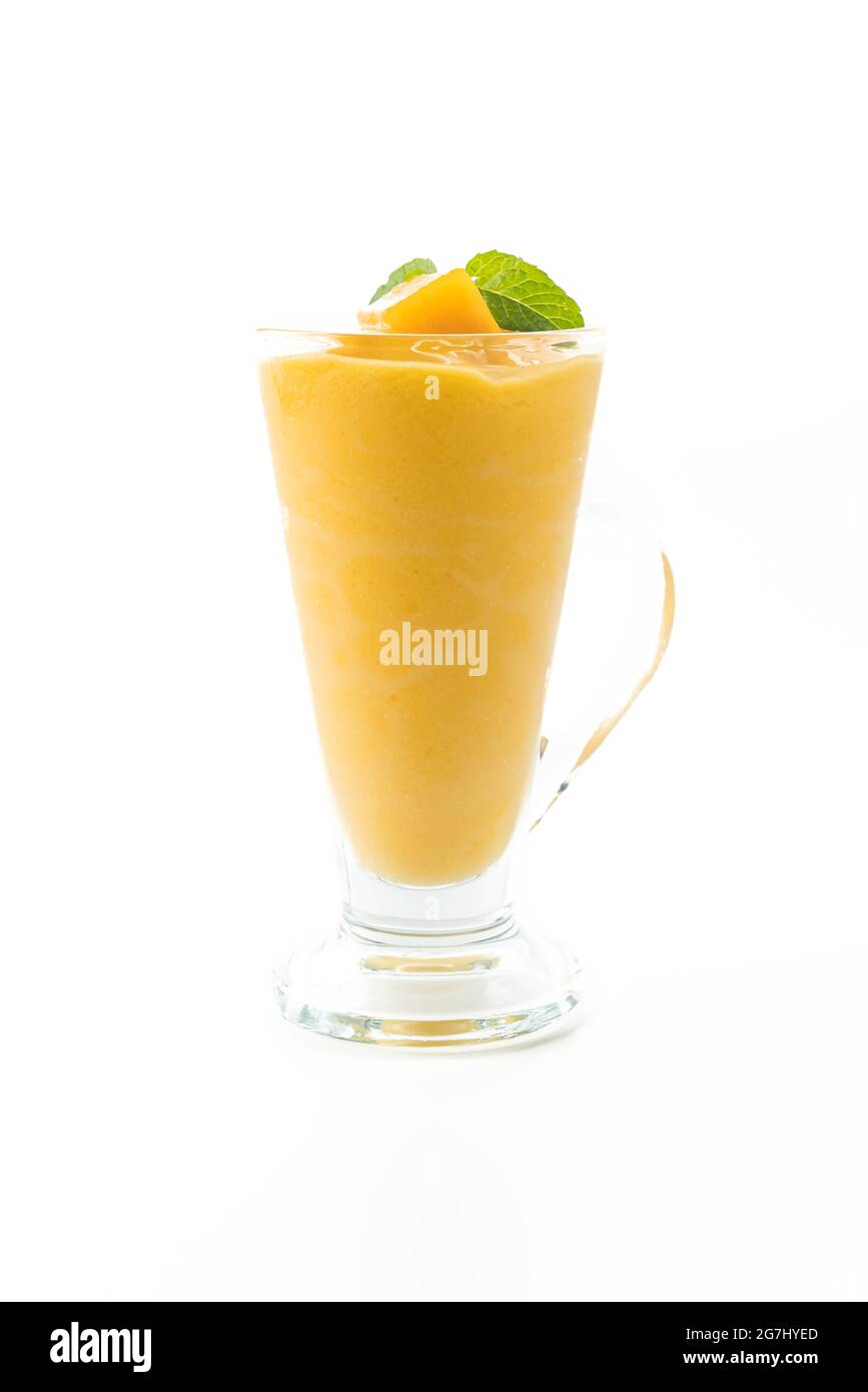 Frischer Mango Smoothie auf weißem Hintergrund Stockfoto