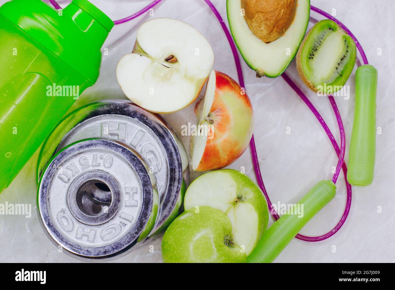 Köstliche frische Früchte sind auf dem Tisch mit Gewicht und bootle Stockfoto