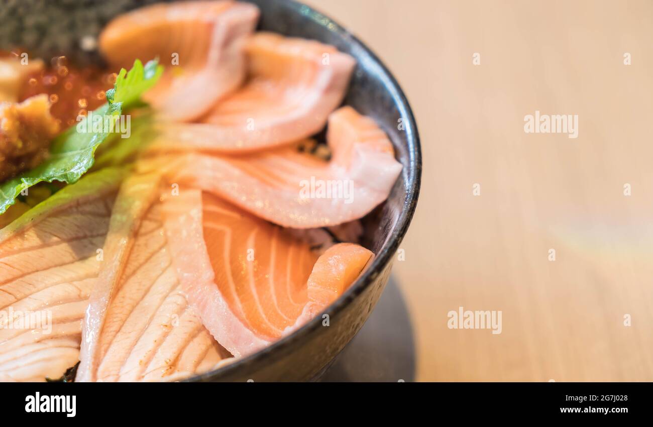 Gemischtes Lachs-Dongburi-Set - japanisches Essen Stockfoto