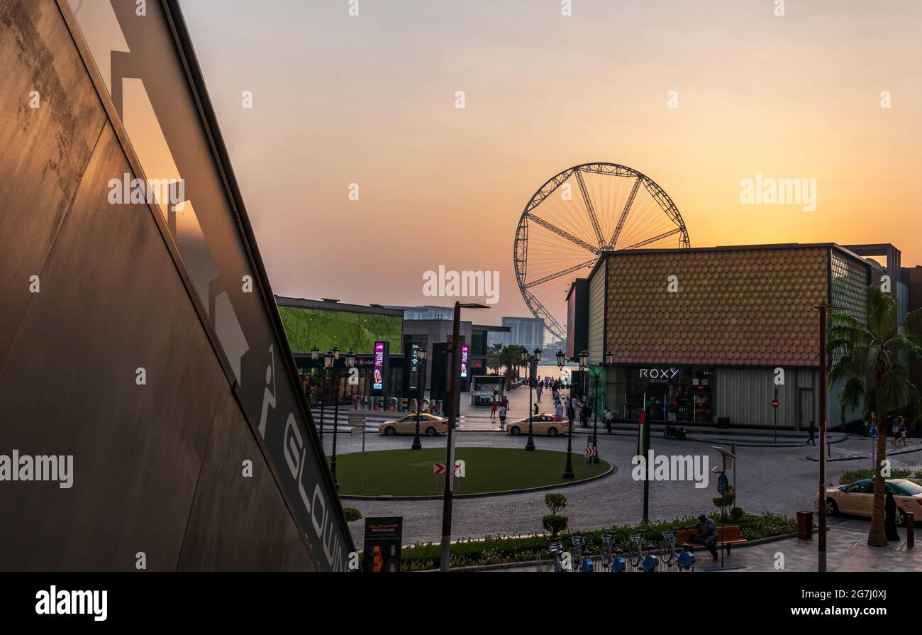 DUBAI, VEREINIGTE ARABISCHE EMIRATE - 12. Jul 2018: Blick auf das Dubai Eye Ferris Wheel und den Strand von Dubai bei Sonnenuntergang. Stockfoto