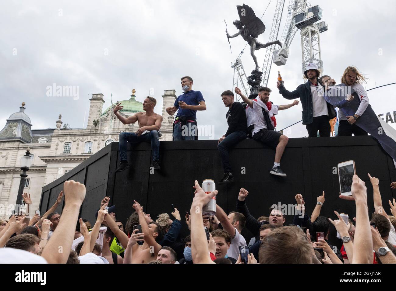 Eine Menge englischer Fußballfans feiern vor dem Finale der EM 2020 zwischen England und Italien, Piccadilly Circus, London, 11. Juli 2021 Stockfoto