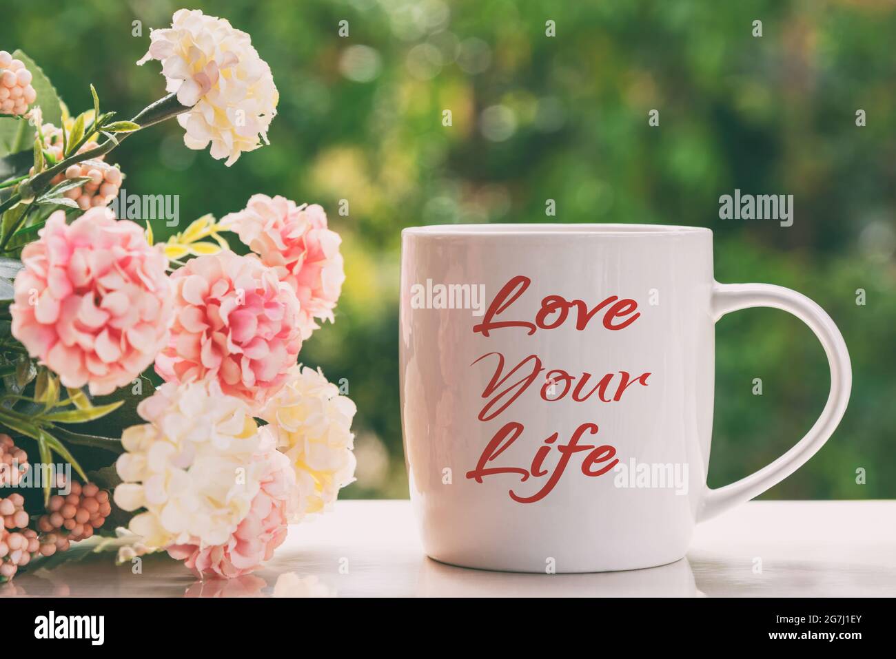 Love Your Life inspirierende Zitate über Kaffeebecher Stockfoto