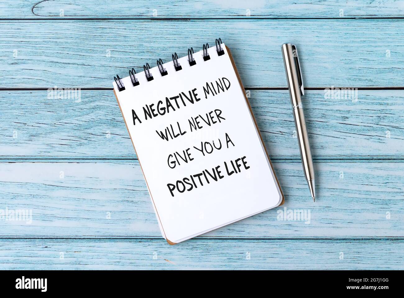 Leben Inspirational Zitat - EIN negativer Geist wird nie geben Ihnen ein positives Leben. Stockfoto
