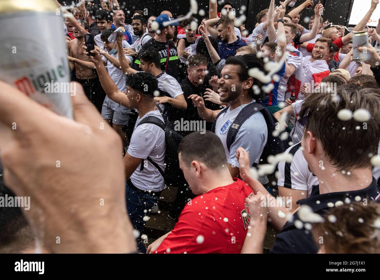 Englische Fußballfans feiern vor dem Finale der EM 2020 zwischen England und Italien, Piccadilly Circus, London, 11. Juli 2021 Stockfoto