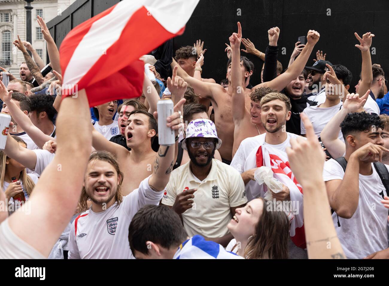 Englische Fußballfans feiern vor dem Finale der EM 2020 zwischen England und Italien, Piccadilly Circus, London, 11. Juli 2021 Stockfoto