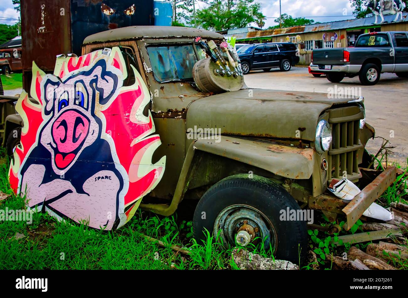 Auf einem Schild im Shed Barbeque and Blues Joint, 4. Juli 2021, in Ocean Springs, Mississippi, ist ein Maskottchen aus Moschusschweinen zu sehen. Stockfoto