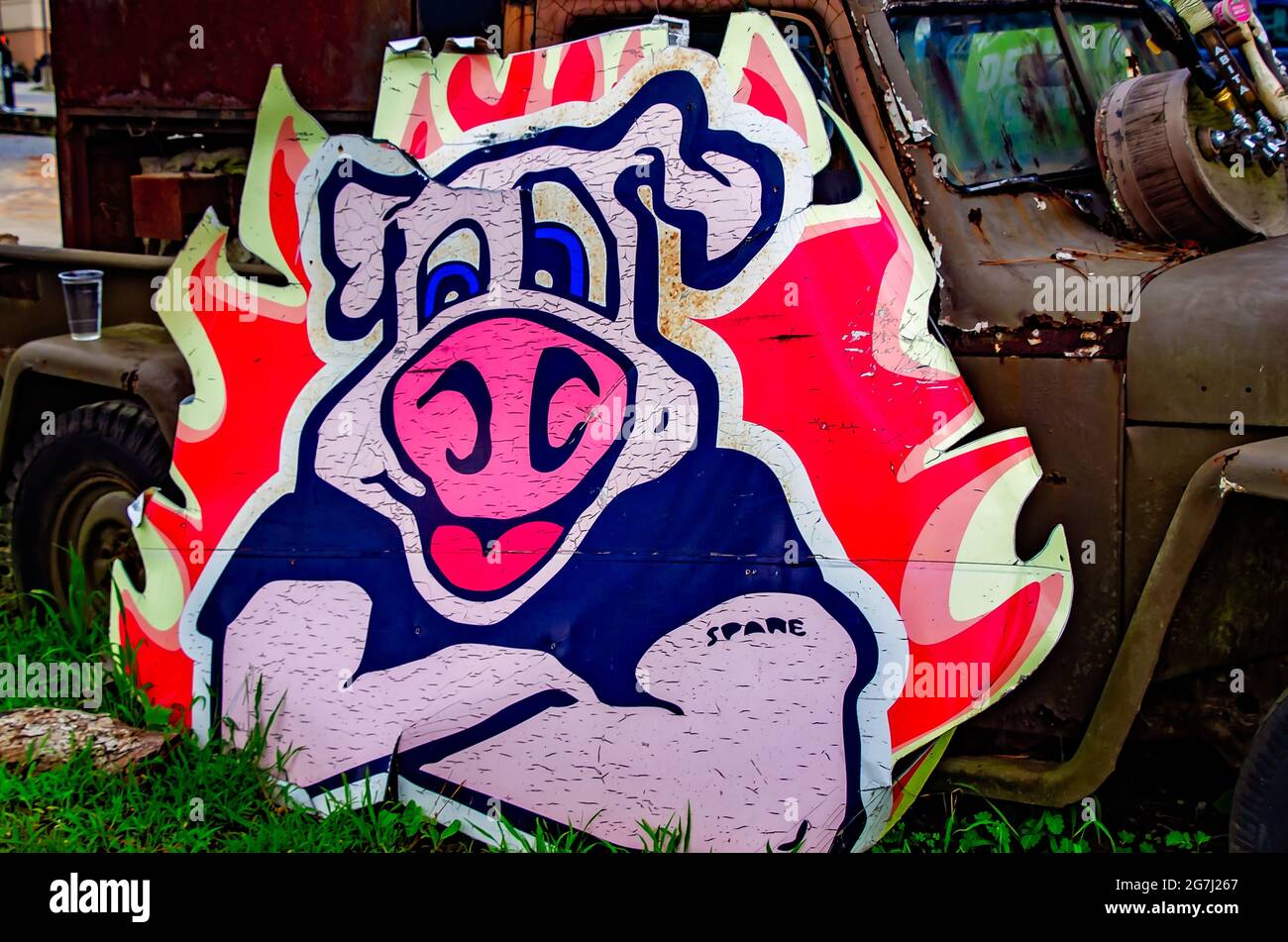 Auf einem Schild im Shed Barbeque and Blues Joint, 4. Juli 2021, in Ocean Springs, Mississippi, ist ein Maskottchen aus Moschusschweinen zu sehen. Stockfoto