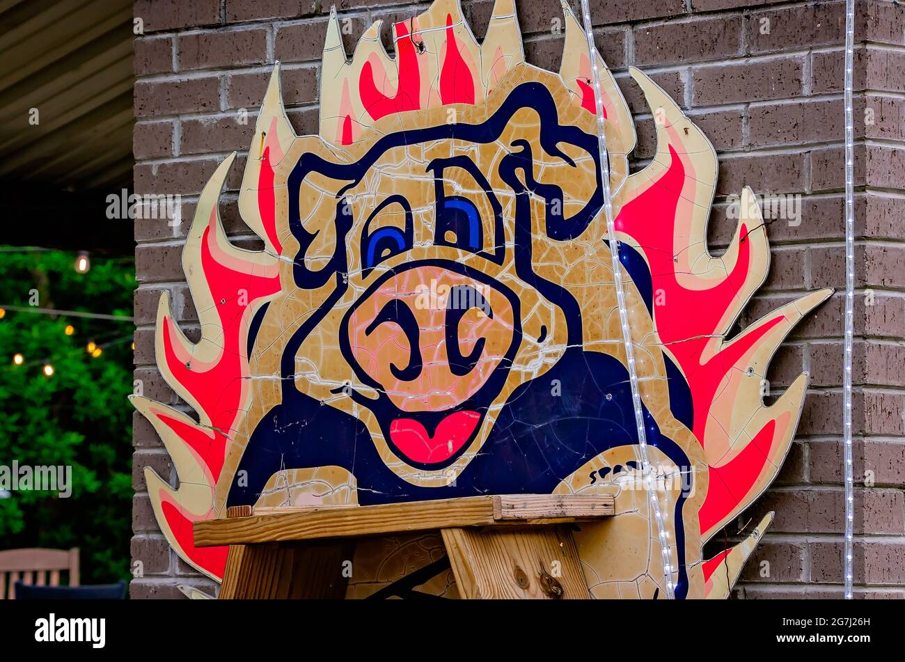 Auf einem Schild im Shed Barbeque and Blues Joint, 4. Juli 2021, in Ocean Springs, Mississippi, ist ein Maskottchen aus Moschusschweinen zu sehen. Stockfoto