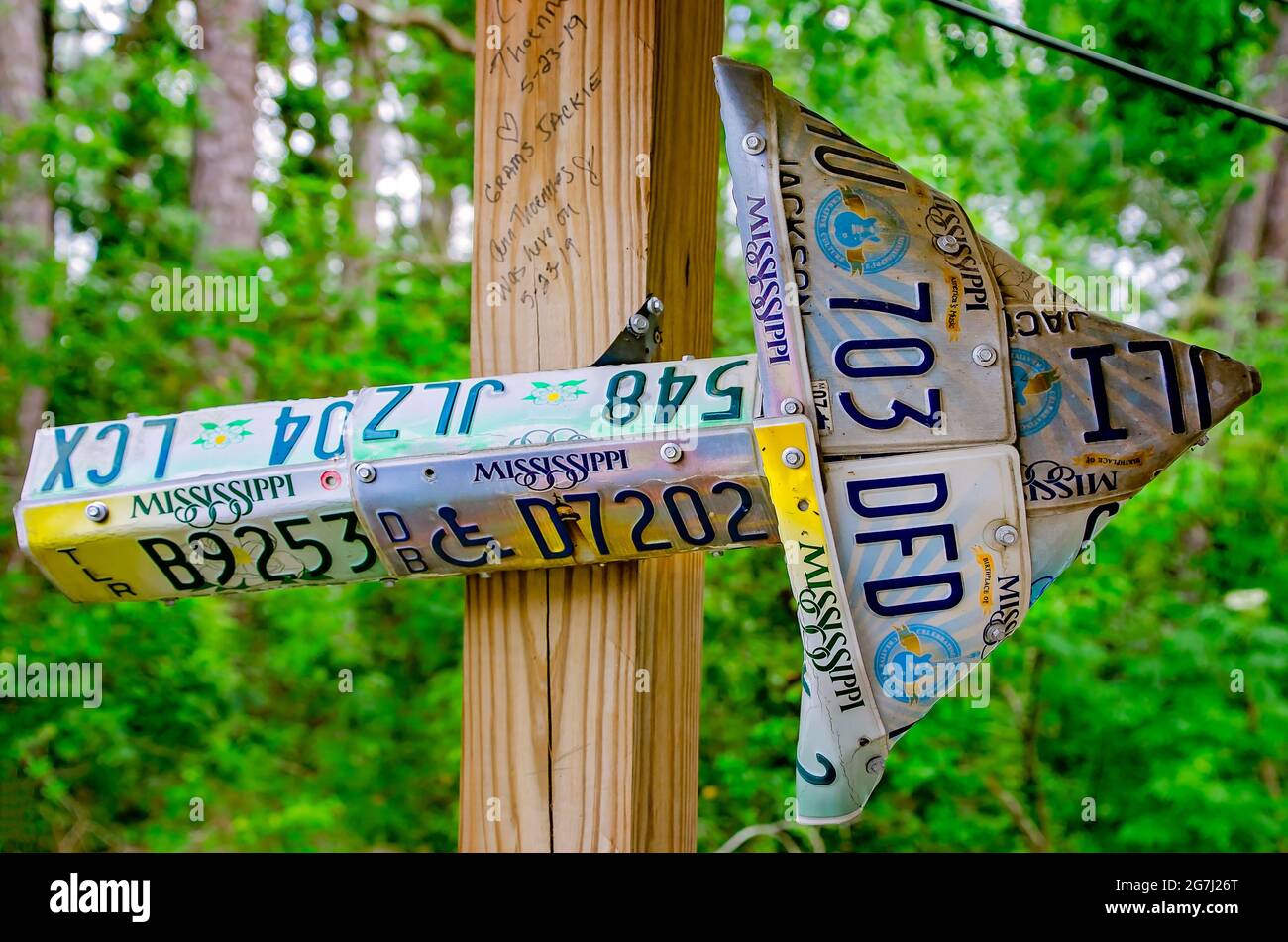 Ein Pfeil aus gespendeten Mississippi-Nummernschildern weist die Besucher auf die Badezimmer im Shed Barbeque and Blues Joint in Ocean Springs, Mississippi. Stockfoto