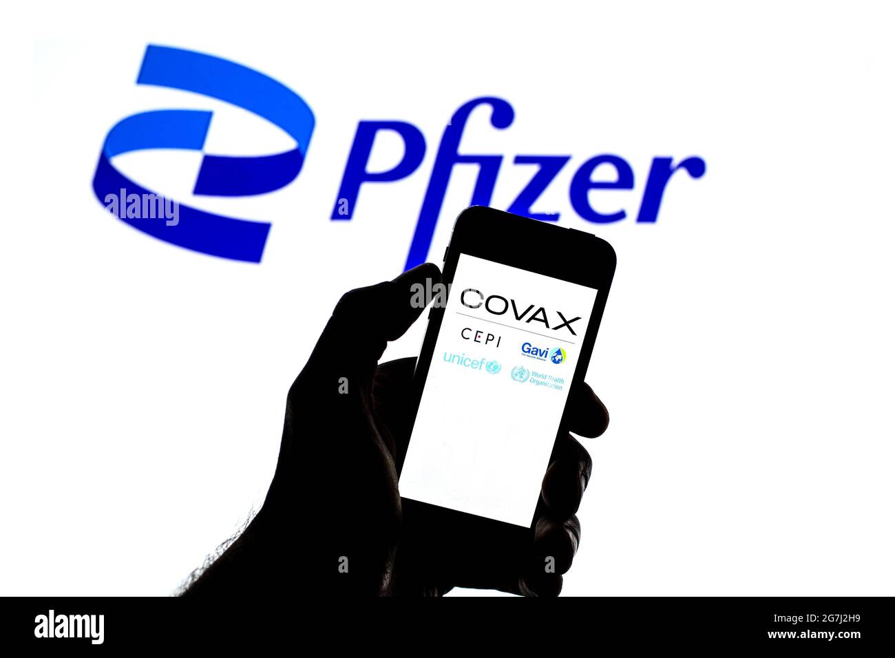 Spanien. Juli 2021. In dieser Abbildung wird das Logo der Covax Facility auf einem Smartphone-Bildschirm mit dem Logo von Pfizer im Hintergrund angezeigt. (Foto von Thiago Prudencio/SOPA Images/Sipa USA) Quelle: SIPA USA/Alamy Live News Stockfoto