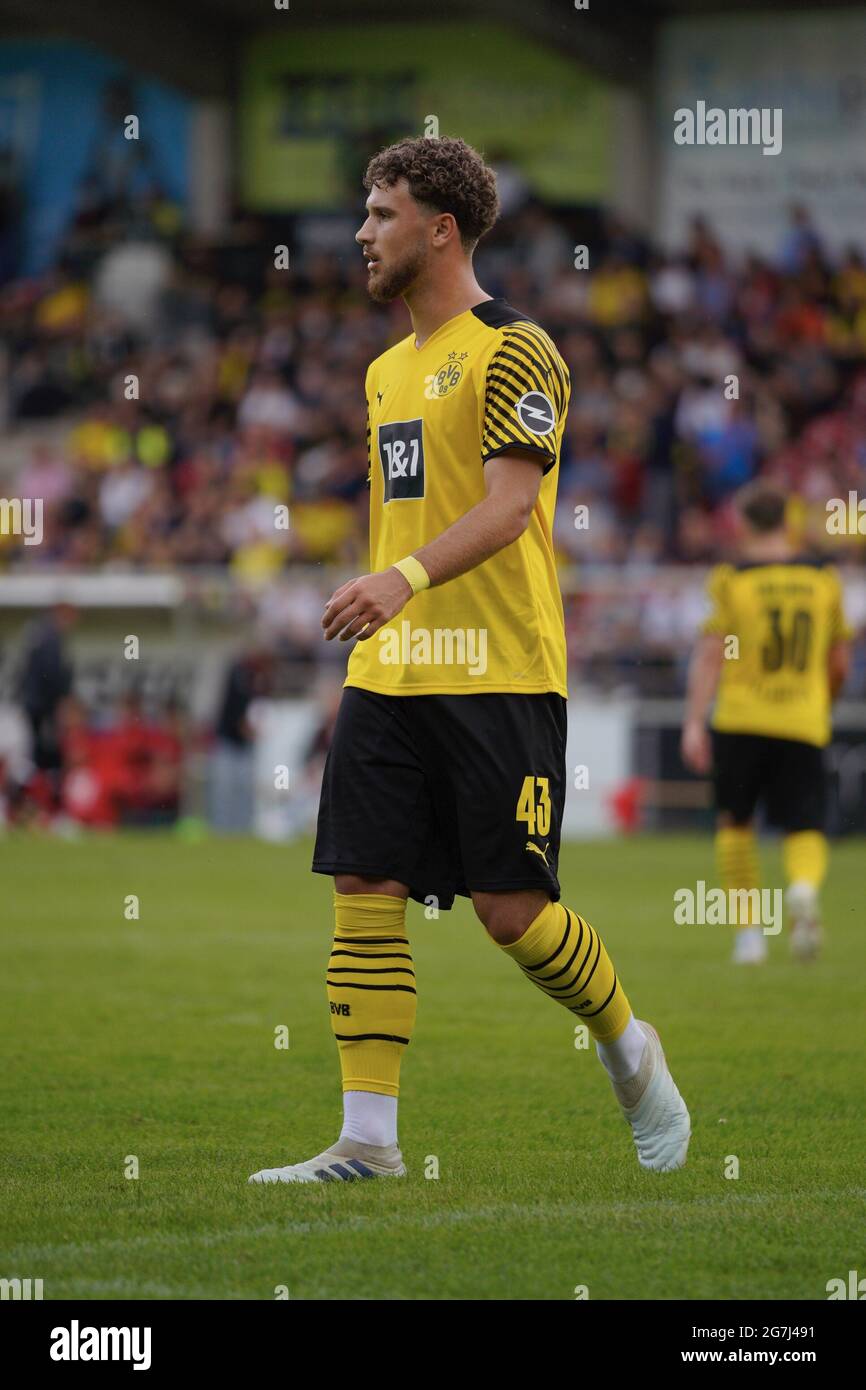 Gießen, Deutschland. Juli 2021. Nnamdi Collins ( 41 Dortmund ) beim Testspiel zwischen dem FC Gießen und Borussia Dortmund im Waldstadion in Gießen. Kredit: SPP Sport Pressefoto. /Alamy Live News Stockfoto