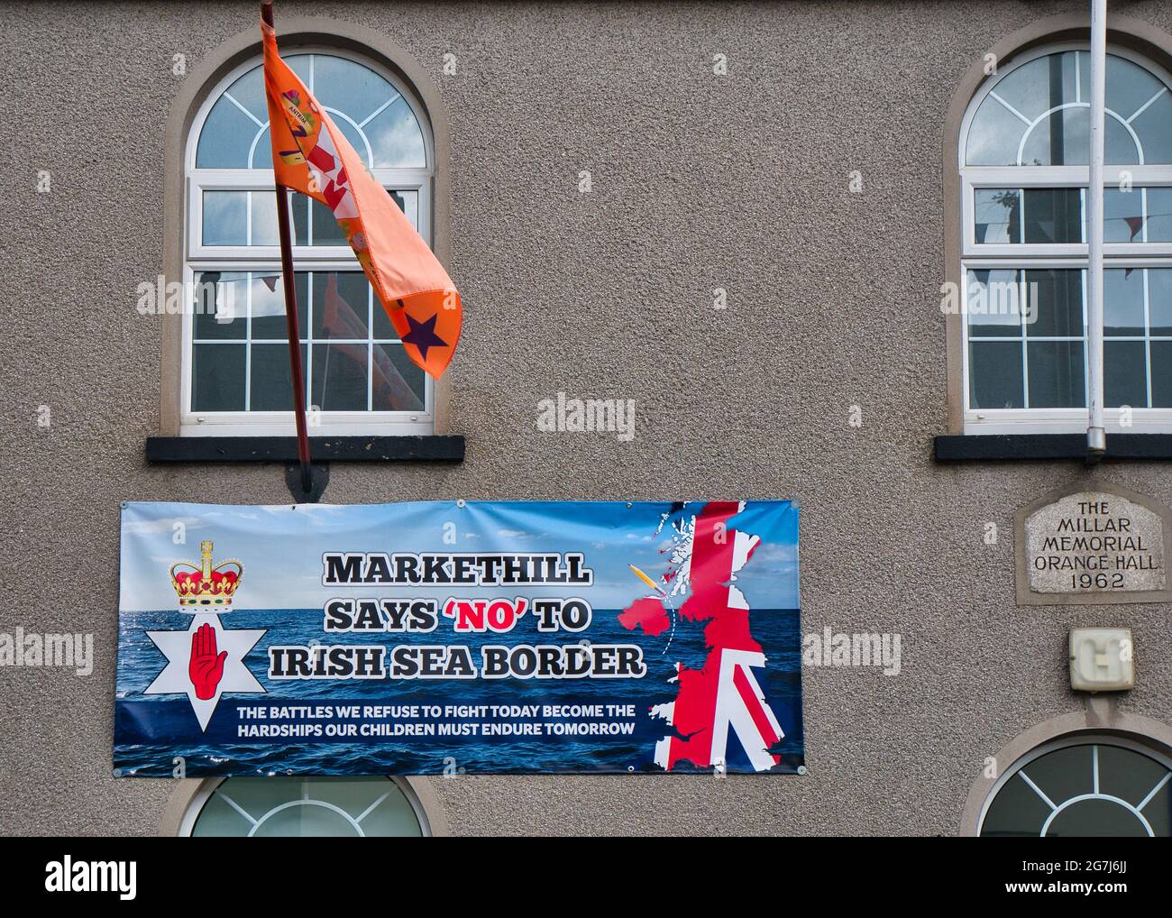 Ein Plakat auf einer Orange Lodge Hall gibt eine Botschaft, dass die Loyalisten von Markethill, Armagh, das Nordirland-Protokoll, das Teil von t ist, nicht akzeptieren Stockfoto