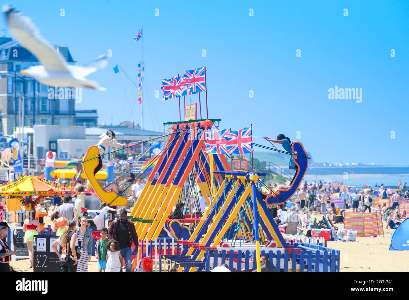 Urlauber und Tagesausflügler strömen in das Südküstenresort Margate, Kent. Die Strände sind voll und Familien genießen die Stadt wieder. Stockfoto