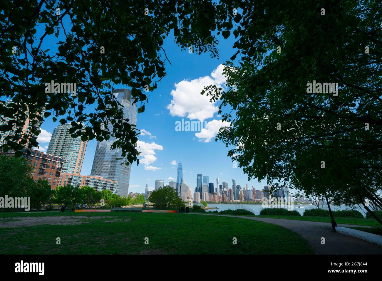 Einzigartige Wolken schweben über den Luxus-Hochhäusern in Jersey City New Jersey. Stockfoto