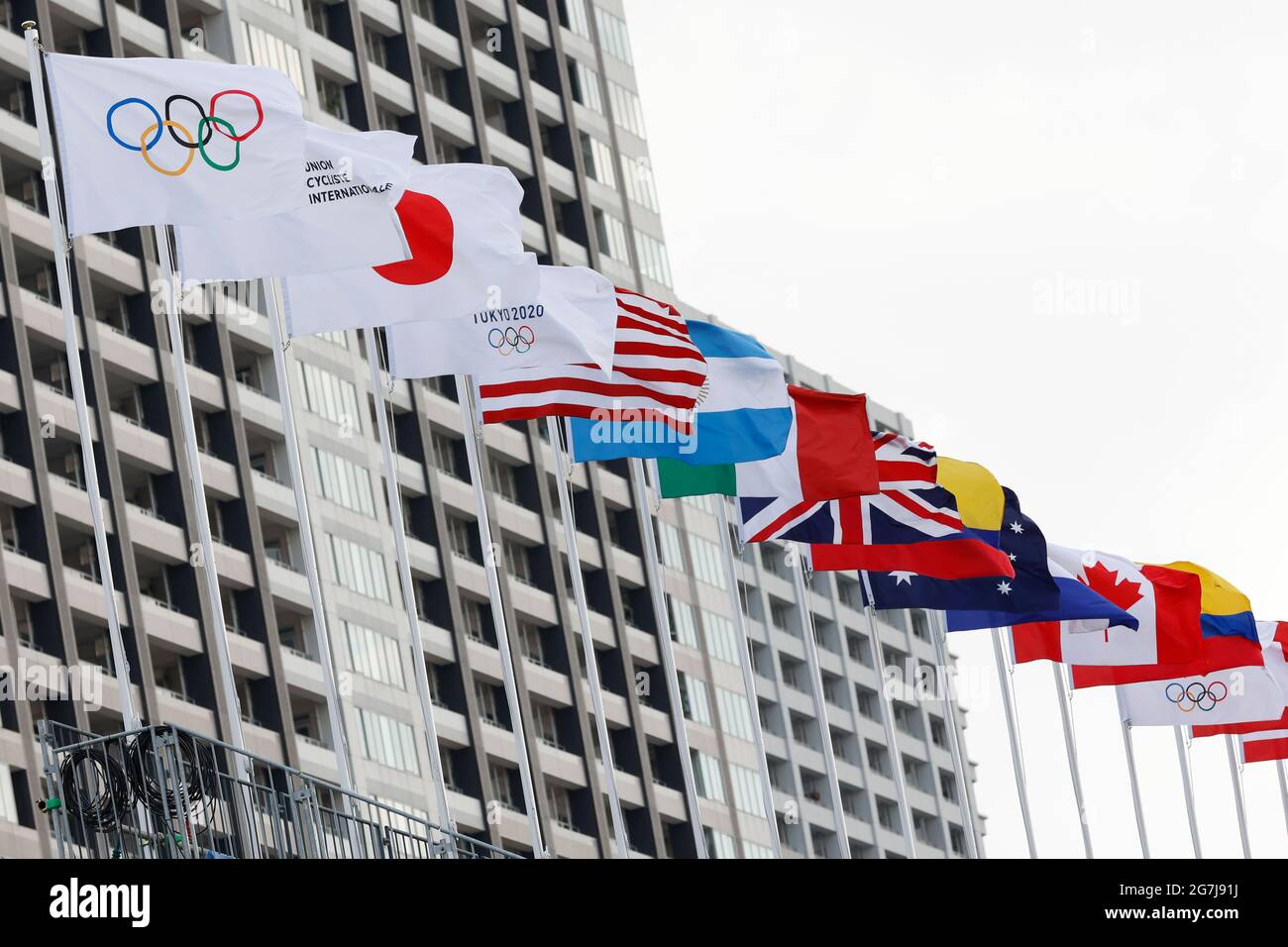 Tokio, Japan. Juli 2021. Im Ariake Urban Sports Park werden während der Olympischen Spiele in Tokio Flaggen für Rad- und Skateboardwettbewerbe gesehen. Vor der Eröffnung der Olympischen Spiele 2020 in Tokio werden die letzten Vorbereitungen an den olympischen Austragungsorten fortgesetzt. Quelle: Rodrigo Reyes Marin/ZUMA Wire/Alamy Live News Stockfoto