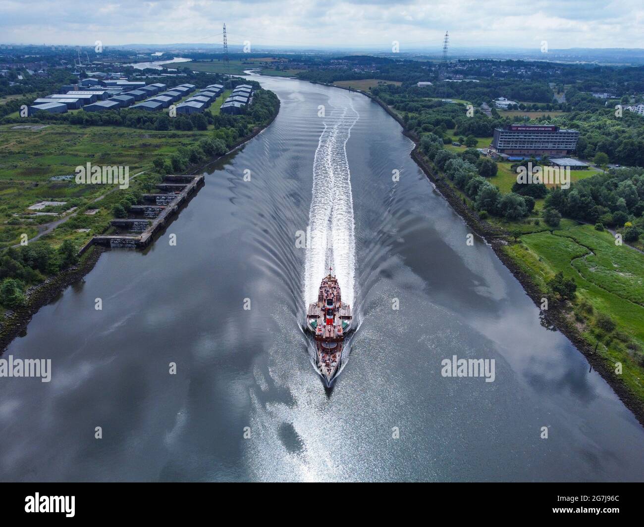 Der letzte Seedampfer Waverley segelt den Fluss Clyde entlang auf einer Sommerkreuzfahrt nach Scottish Lochs, Erskine, Schottland, Großbritannien Stockfoto