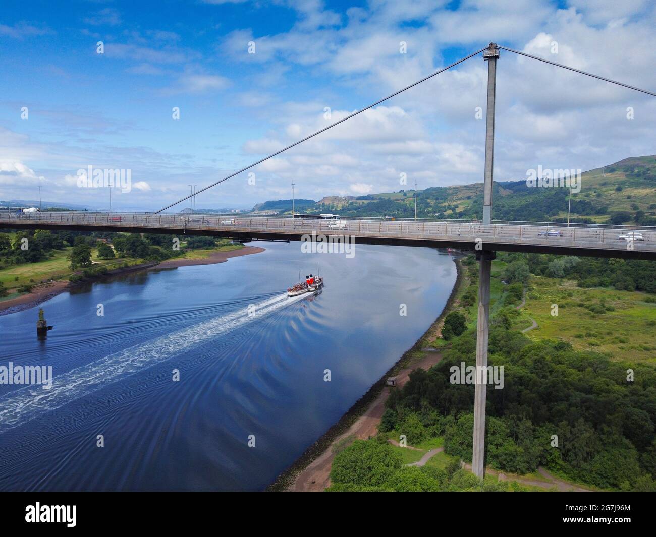 Der letzte Seedampfer Waverley segelt den Fluss Clyde unter der Erskine Bridge entlang auf einer Sommerkreuzfahrt nach Scottish Lochs, Erskine, Schottland, Stockfoto