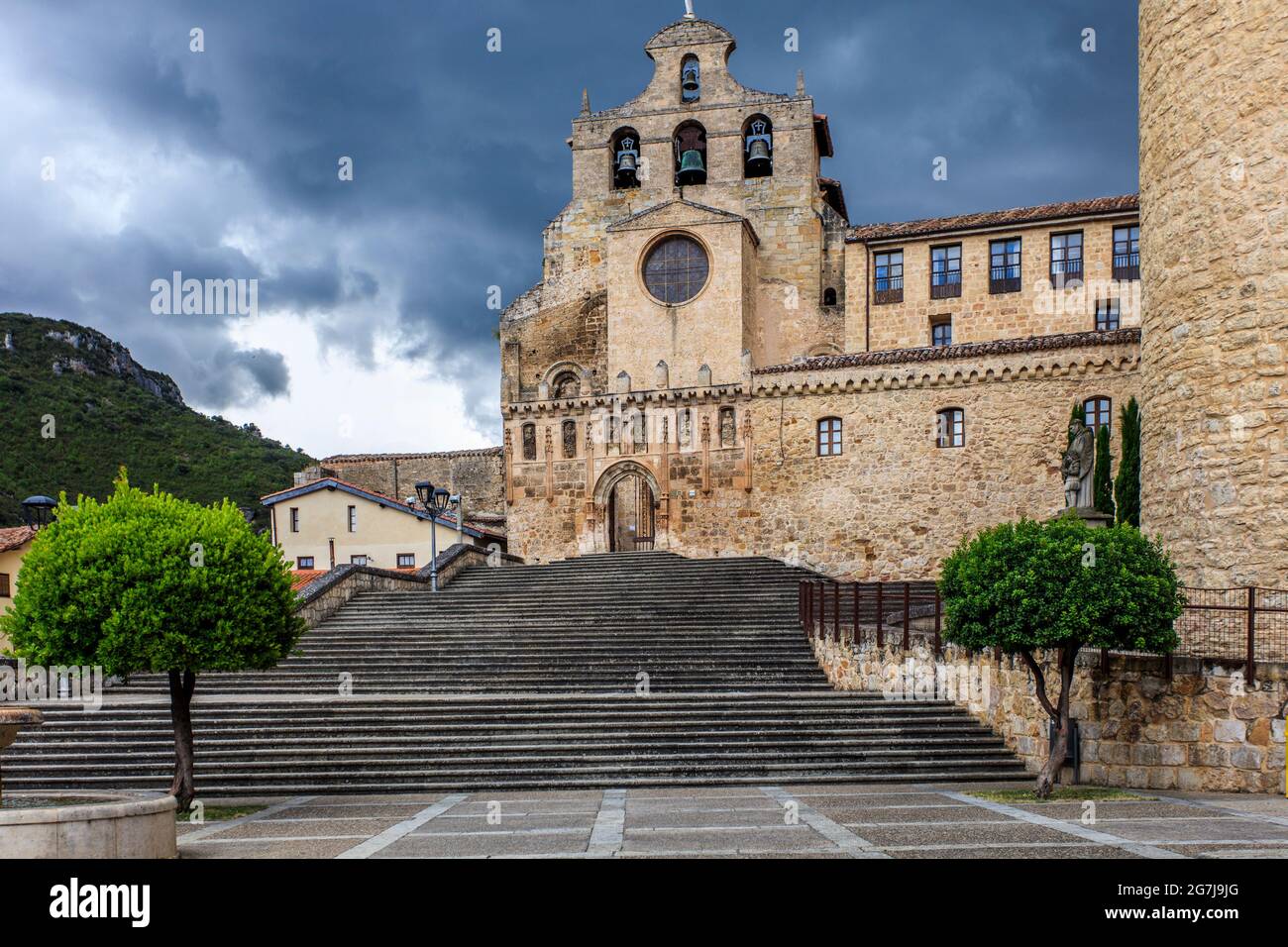 Oña, ein historisches Dorf in Burgos, Nordspanien. Die gotische Kirche und das Kloster San Salvador de Oña sind die wichtigsten historischen Stätten. Stockfoto