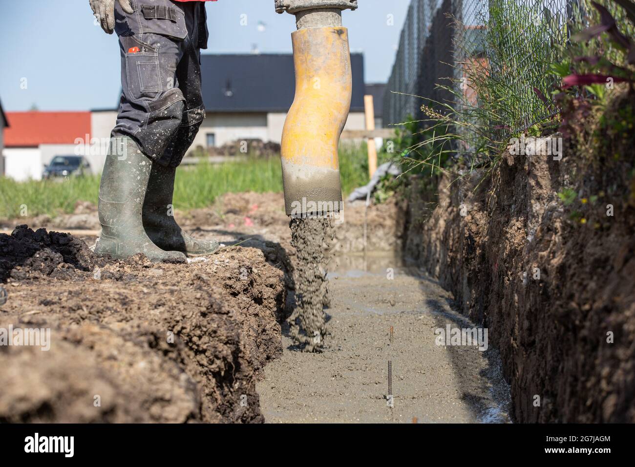 Betonierung des Fundaments des neuen Hauses durch automatische Betonanlage, Gebäudekonzept Stockfoto