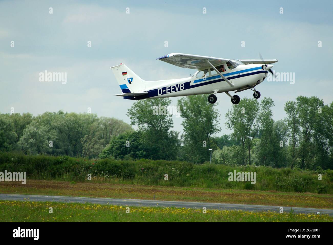 WILHELMSHAVEN, 20. Jun 2020: Aufnahme einer deutschen registrierten Abflugin der Cessna F172M mit grünen Bäumen im Hintergrund Stockfoto