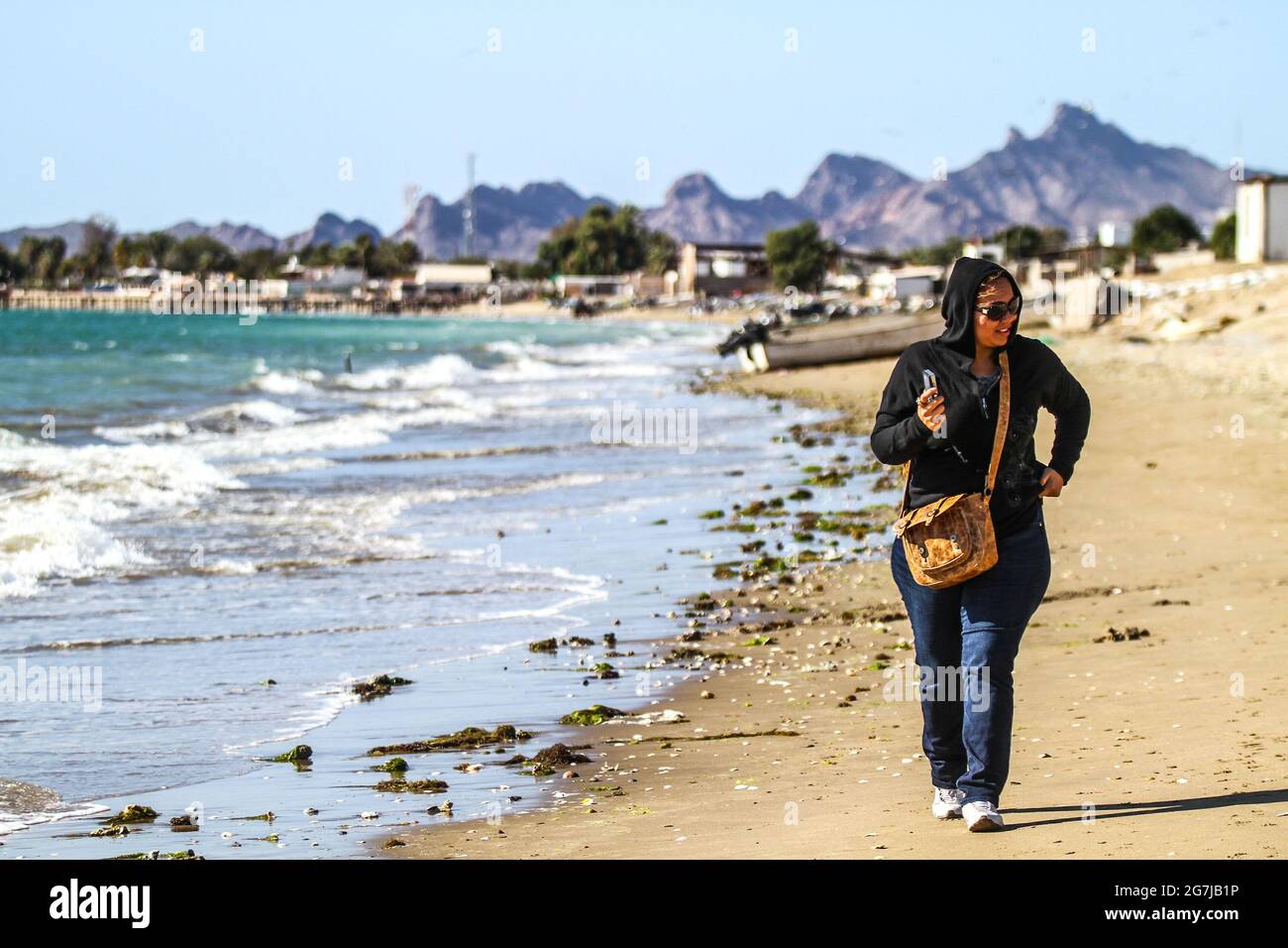 Jaqueline Gutierrez spaziert an einem Wintermorgen auf dem Sand der Plaua de Kino Viejo. Bucht von Kino. Golf von Kalifornien oder Sea of Cortez in Hermosillo, Mexiko. (Foto von Luis Gutierrez / Norte Photo) Jaqueline Gutierrez camina en una mañana de invierno sobre la Arena de la plaua de Kino Viejo .bahia de Kino. Golfo de California o Mar de Cortez en Hermosillo, Mexiko. (Foto von Luis Gutierrez / Norte Photo ) Stockfoto