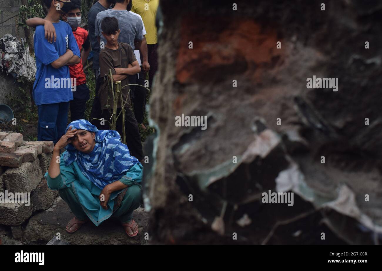 Puluwama District, Srinagar. Juli 2021. Eine Frau trauert, nachdem ihr Haus bei einer Begegnung in der Hauptstadt des Distrikts Pulwama beschädigt wurde. Kredit: Majority World CIC/Alamy Live Nachrichten Stockfoto
