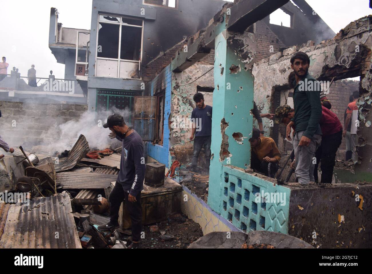 Pulwama District, Srinagar. Juli 2021. Bei einer Begegnung in der Hauptstadt des Distrikts Pulwama inspizieren Menschen die Schadhaften. Kredit: Majority World CIC/Alamy Live Nachrichten Stockfoto